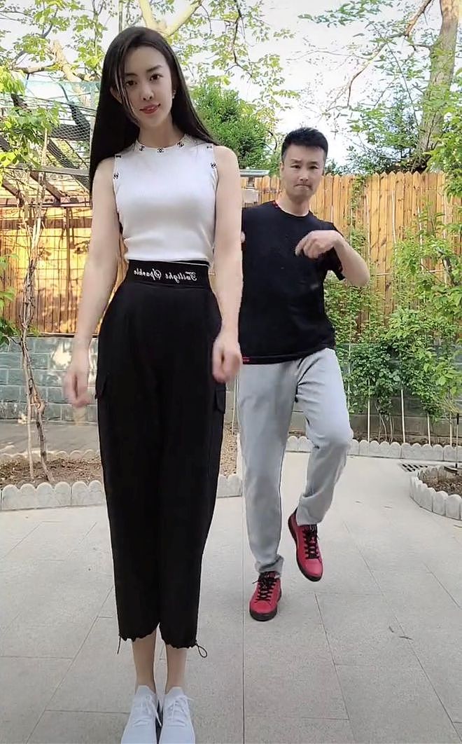 刘和刚一家四口热舞，妻子穿连体衣秀蝼蚁腰，豪宅花园精致似公园 - 6