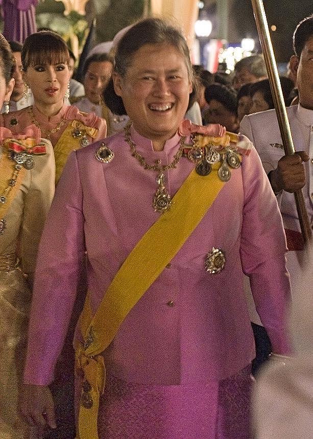 诗琳通真是泰国的宝藏公主！一身灰衣藏肉显瘦，似中国大妈般朴素 - 2