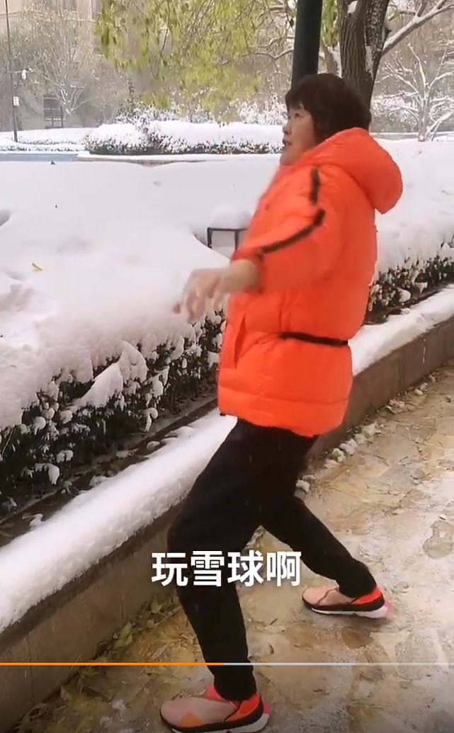 少女感十足!郎平北京初雪后小区玩雪球打雪仗,请大家吃雪包的饺子 - 6