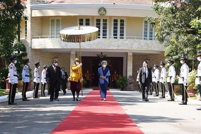 柬埔寨国王母子共同接待越南主席85岁太后穿蓝裙好美，白发也优雅 - 8