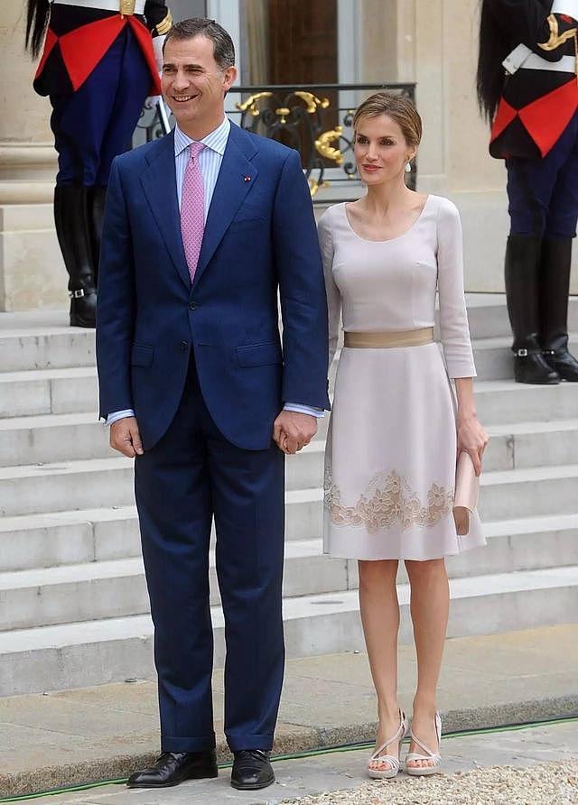 西班牙国王夫妇新年恩爱亮相！莱后穿蓝色缎面裙，外搭皮草贼养眼 - 1