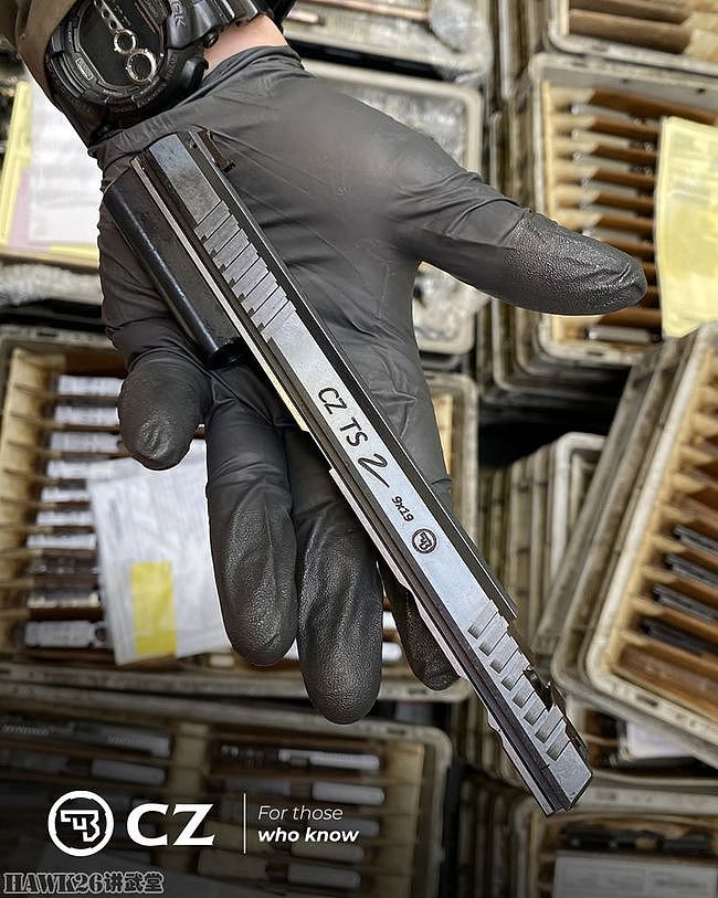 CZ战术运动手枪如何生产出来？工人铸造出套筒座 手工进行打磨 - 1