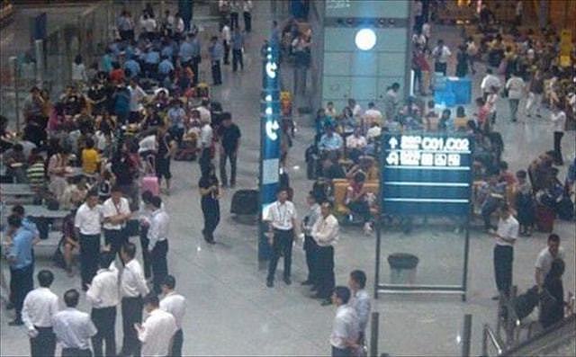 国航981航班遭劫，男子威胁不飞汉城就炸机，被机长一脚踹下飞机 - 9