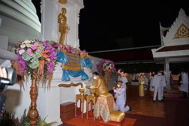 泰国200斤公主又变胖了金色泰服掩不住三段腰，王室的伙食太丰盛 - 1