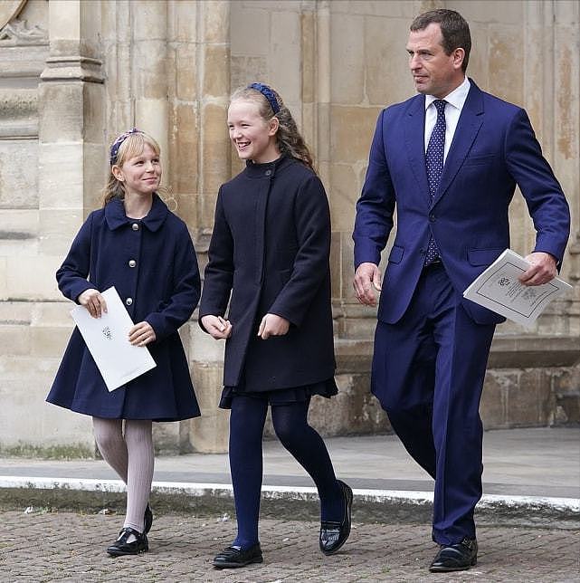 英女王的曾孙女们齐聚抢风头！8岁米娅比夏洛特还吸睛，笑得好甜 - 13