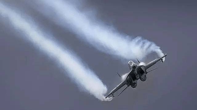 咋一看 还以为是米格-35的发动机烧机油喷黑烟 - 3