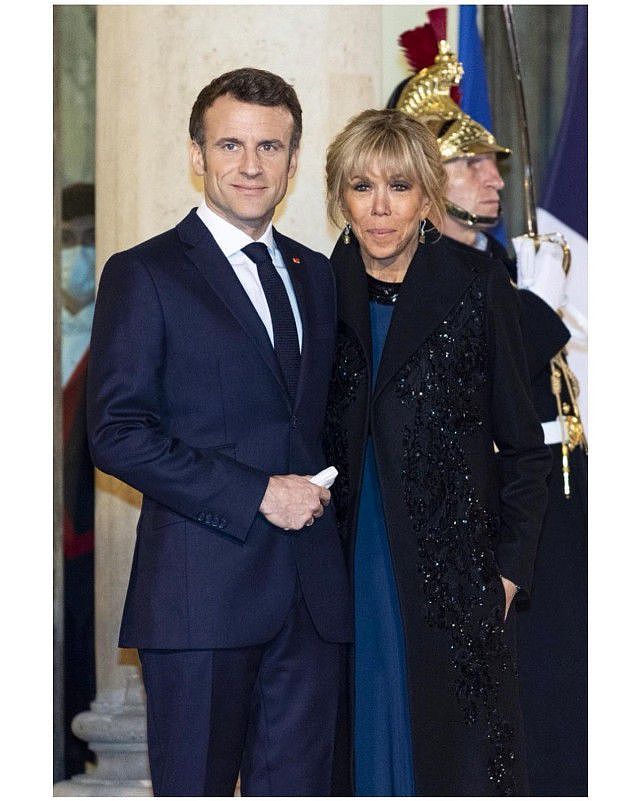 法国总统同框大24岁的妻子！布丽吉特穿开叉裙秀腿盘着发好美丽 - 9