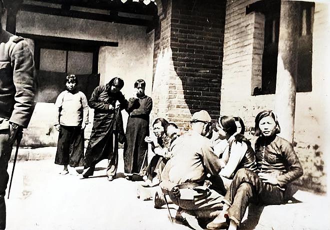 1937年，一个英国记者留守南京，写下了日军糟蹋妇女的暴行 - 7