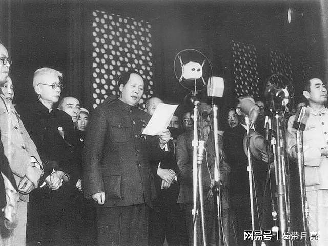 1949年开国大典背后的故事：几经修改的毛主席画像、朱德检阅部队 - 2