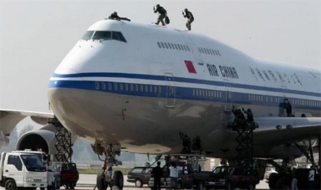 国航981航班遭劫，男子威胁不飞韩国就炸机，被机长一脚踹下飞机 - 7