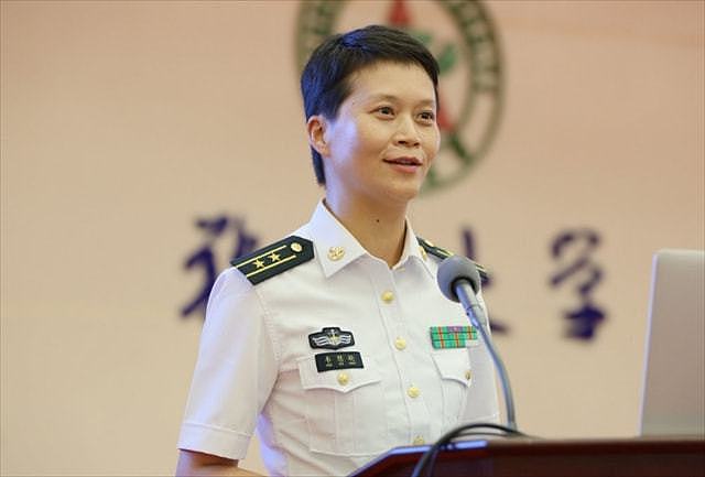 她放弃华为百万年薪，35岁参军入伍，39岁成中国第一位女副舰长 - 7