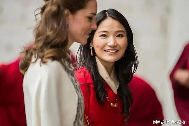 31岁不丹王后化身小女人，默许国王搂住自己，在儿子面前羞答答 - 7