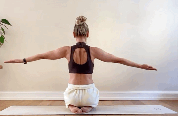 12个加强肩背力量的瑜伽变体动作，练下来，肩背超酸爽 - 6
