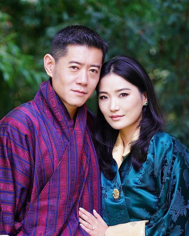 不丹王后单独营业太闪耀啦！传统紫裙好惊艳，和国王感情越来越好 - 8