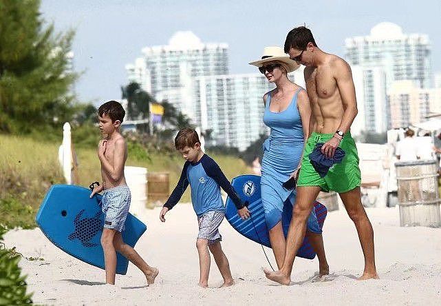 伊万卡夫妇带两个儿子亮相穿630元蓝裙秀身材，不像三个孩子的妈 - 1