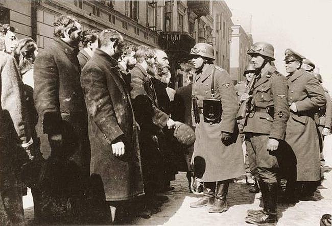 德国军队最想枪毙的总督，汉斯·弗兰克，一个贪污腐败的小人 - 6