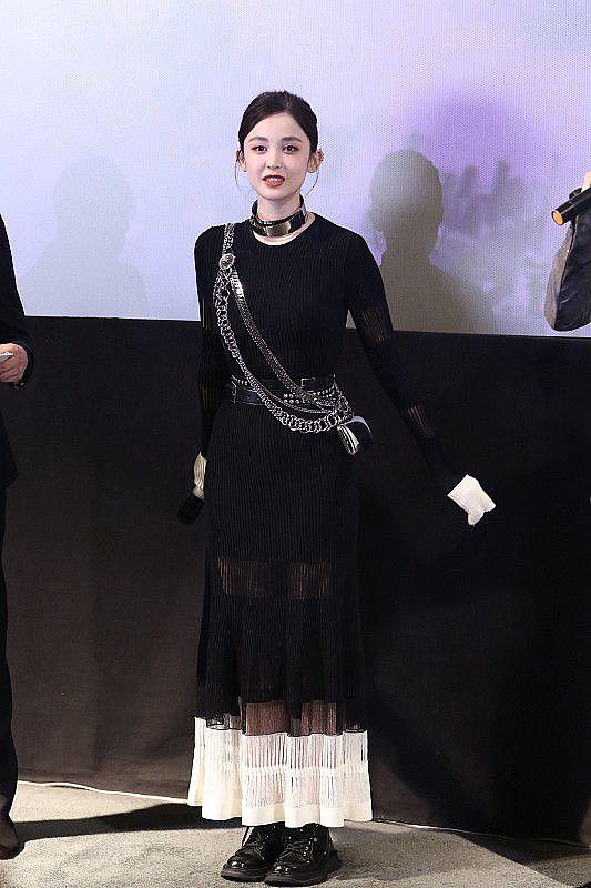 古力娜扎穿着很“独特”，设计感黑裙个性新潮，有种甜酷感，超美 - 1