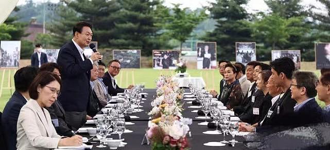 韩总统夫妇亮相宴请明星！第一夫人穿千鸟格惊艳出场，高调秀恩爱 - 2