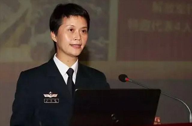 她放弃华为百万年薪，35岁参军入伍，39岁成中国第一位女副舰长 - 1