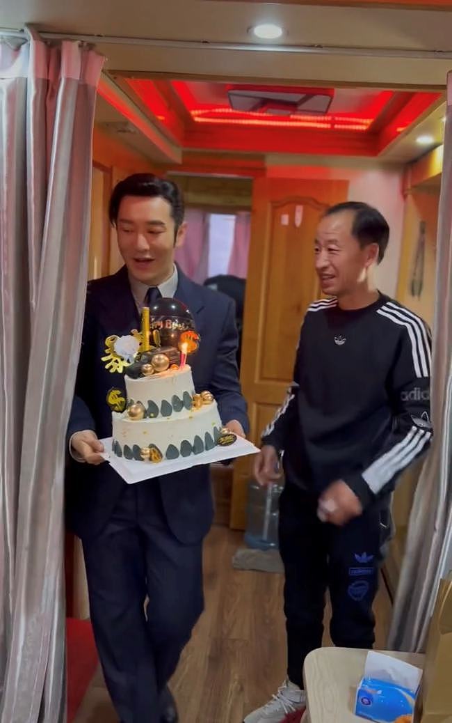 黄晓明被赞中国好老板！亲自捧蛋糕为司机庆生，还送千元国产手机 - 5