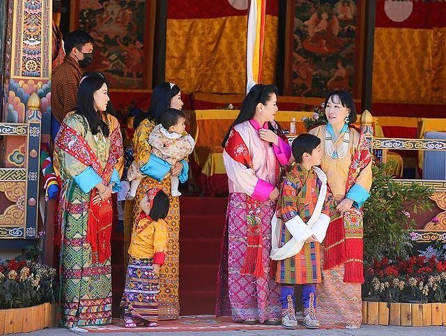 不丹王室齐亮相庆祝国庆！4位王母穿得比王后还艳，公主们颜值高 - 10