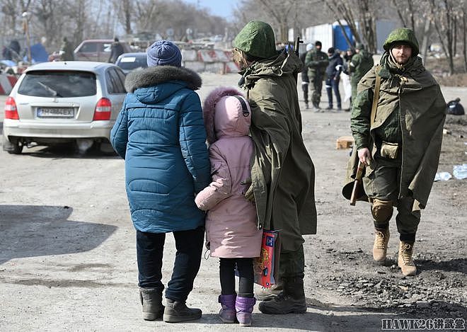 战地报道：顿涅茨克民兵肩扛莫辛-纳甘狙击步枪 检查乌克兰难民 - 15