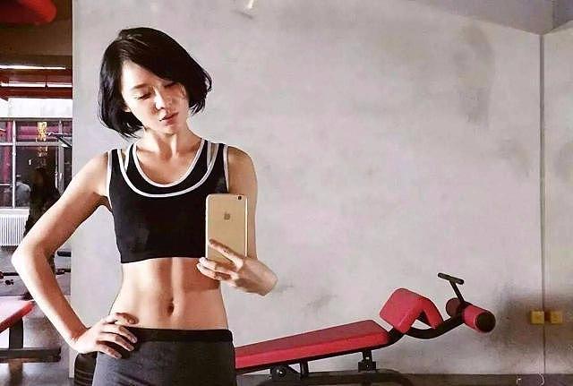 韩国女子健身3年，练出粗壮大腿，腹部肌肉明显 - 1