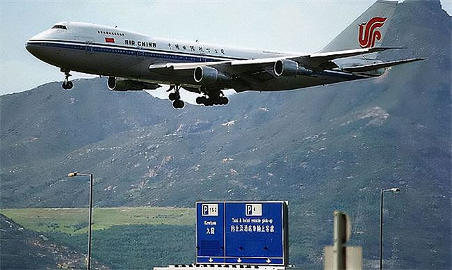 国航981航班遭劫，男子威胁不飞汉城就炸机，被机长一脚踹下飞机 - 2