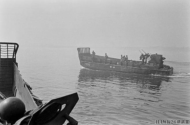 1945年美军登陆艇不断将机械化部队渡过莱茵河 士兵军靴都没湿 - 6