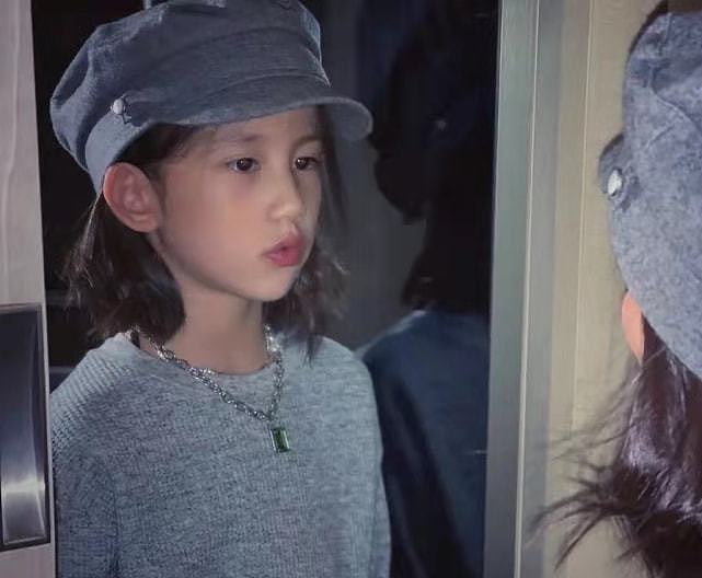 黄磊7岁小女儿颜值青出于蓝！戴邮差帽灵气逼人，比多多苦相脸美 - 8