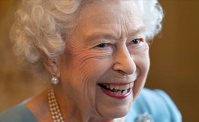 95岁英国女王庆祝登基70周年！穿斗篷大衣亮相，拄着拐杖消瘦好多 - 11