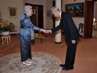 柬埔寨国王剃光头也很帅！85岁太后的穿搭真高级，白衣搭紫裙贼美 - 13