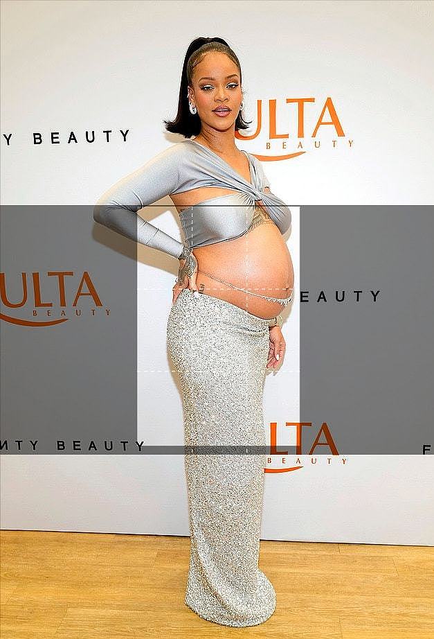 蕾哈娜孕妇造型又美到我！穿银色鱼尾裙露肚皮，8个月孕肚太吸睛 - 1