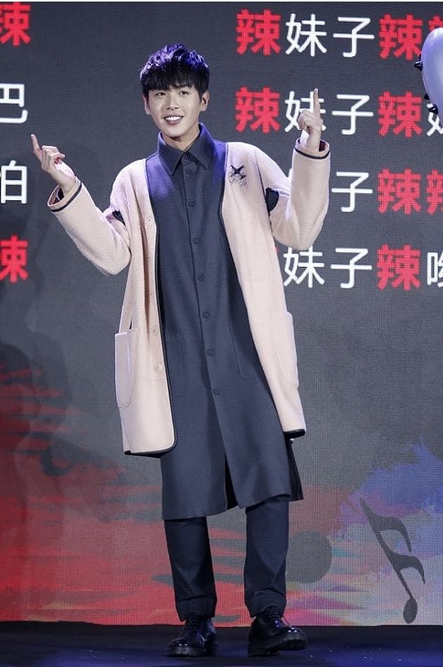 张若昀刚出道时好“稚嫩”，身穿中长款外套时尚帅气，像邻家哥哥 - 3