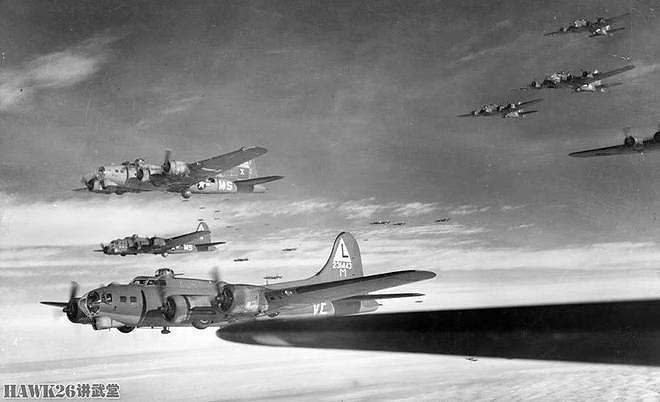 80年前 美军轰炸机空袭德国施韦因富特轴承厂 数百架战机空中厮杀 - 2