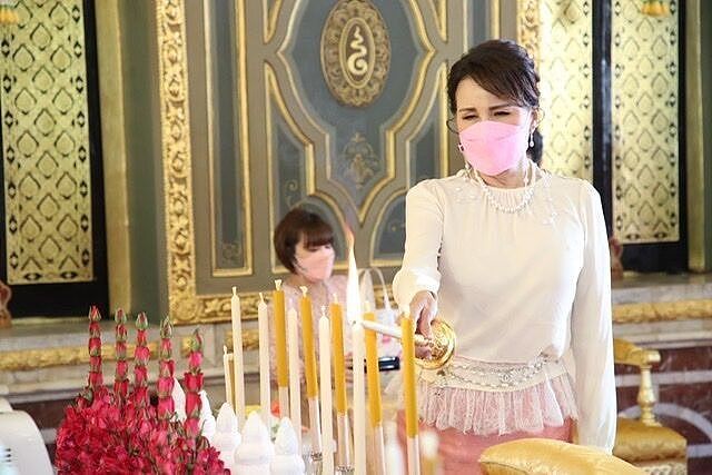泰国乌汶叻公主竟是学人精！效仿诗妮娜戴鲜花，粉白配嫩出新高度 - 1
