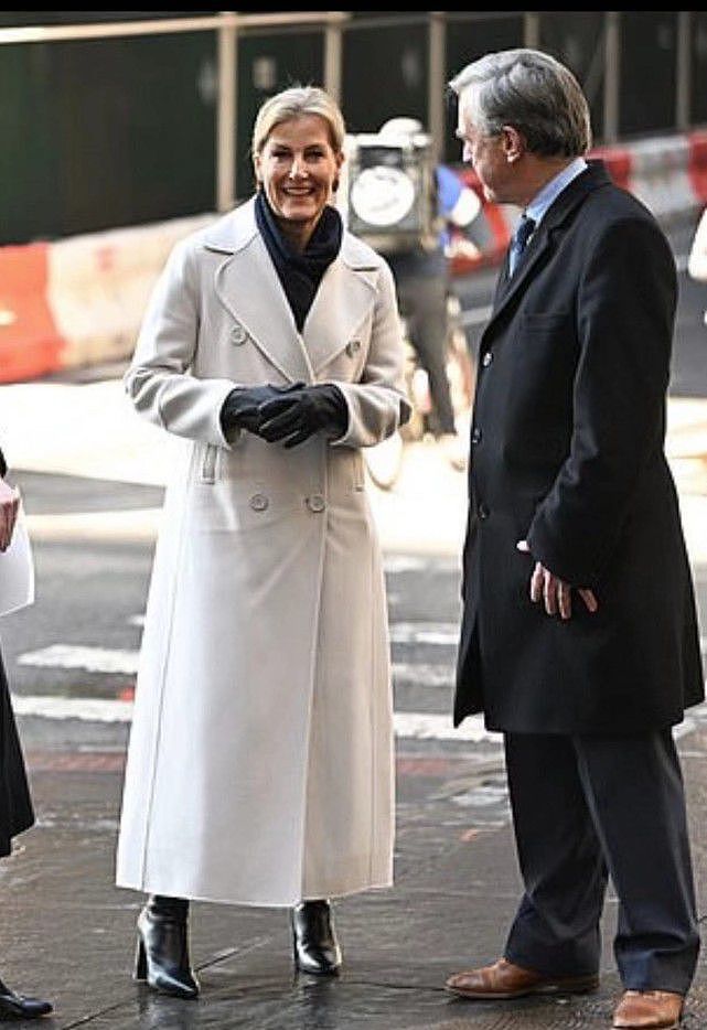 英女王的57岁儿媳闪耀联合国！穿墨绿色西装光彩照人，状态一级棒 - 16