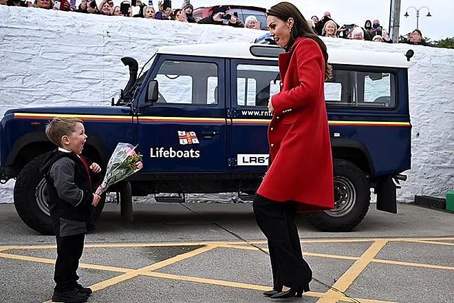 凯特王妃好有心，穿着戴妃访问威尔士时的同色红衣，大气又博好感 - 8