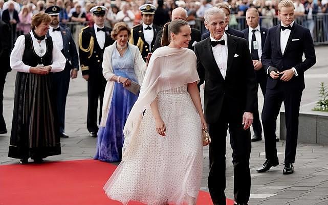 被18岁挪威公主美到了！未来女王果然气势足，穿斗篷钻石白裙惊艳 - 5
