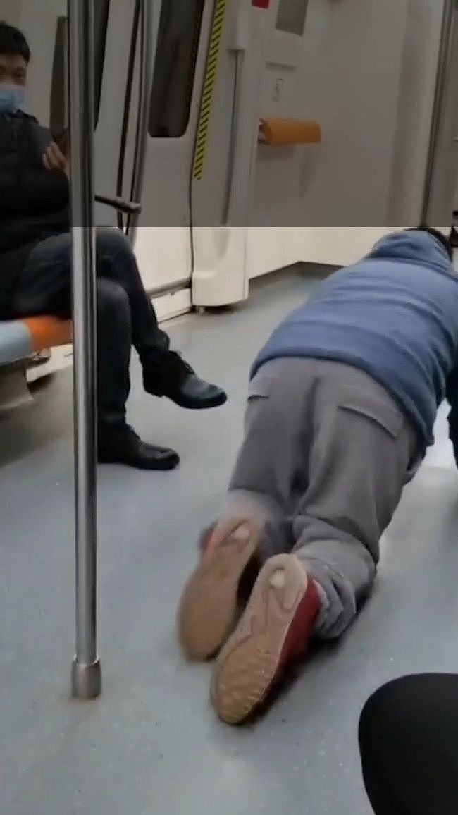 郑州地铁内一男子学狗叫爬行 市民：很不理解，可能受了刺激 - 1