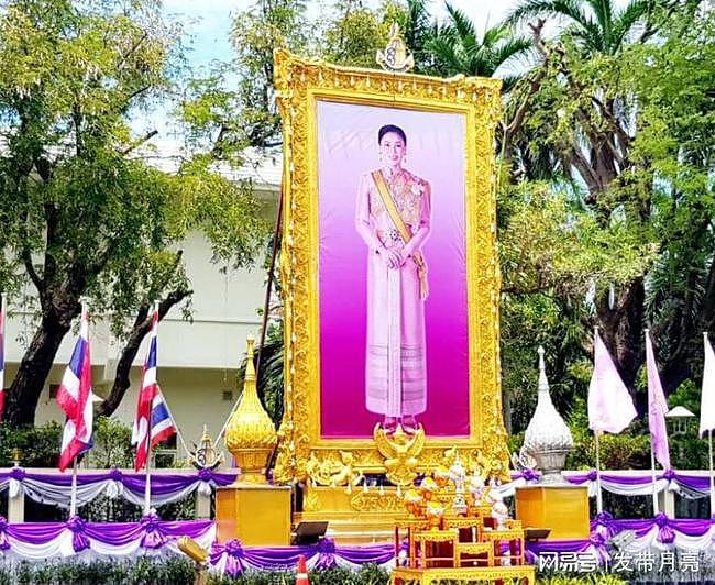 苏提达越来越尊贵，御像摆放在曼谷市中心，跟泰王一起君临天下 - 4