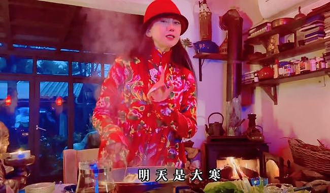 63岁杨丽萍亲自烧火做家务，大雪天吃柴火鸡，穿东北花袄气质好 - 2