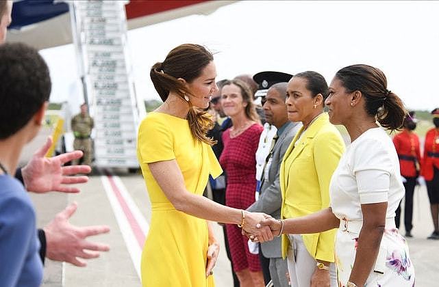 凯特访问牙买加新造型太嫩了！穿背带花裙像少女，一字锁骨太美了 - 12