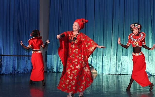 朱明瑛的老艺术家气质真浓，穿红色印花蝙蝠裙，看着个性挺活泼的 - 7
