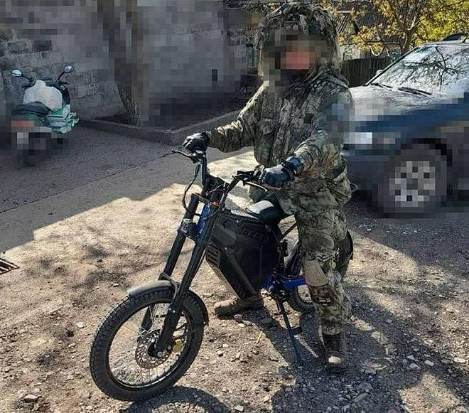 俄乌战场出现军用电动摩托，体积小机动性好，还能充当大型充电宝 - 2