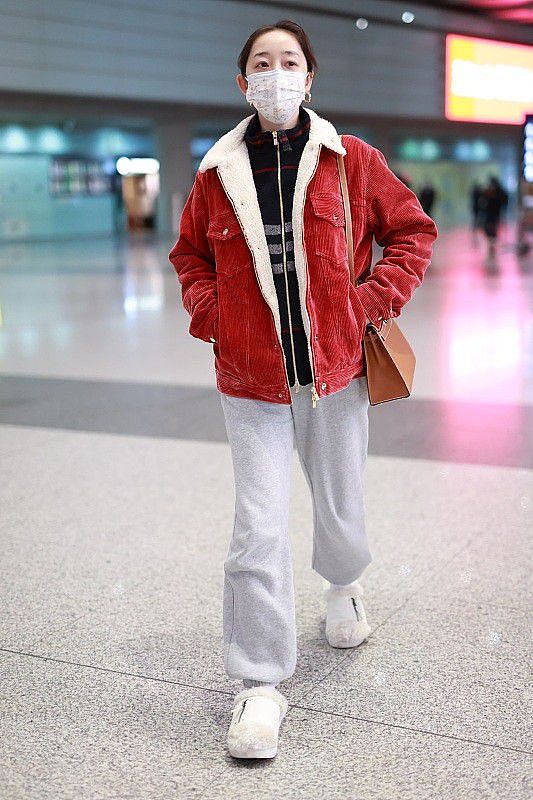 蒋梦婕素颜现身机场，身穿红色灯芯绒外套喜庆优雅，看着好低调 - 2