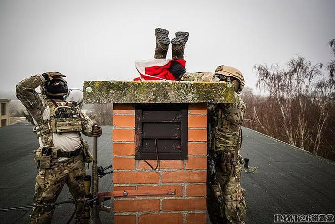 匈牙利特种部队扮圣诞老人送礼物 钻烟囱 撞门槌 震撼弹都是标配 - 2