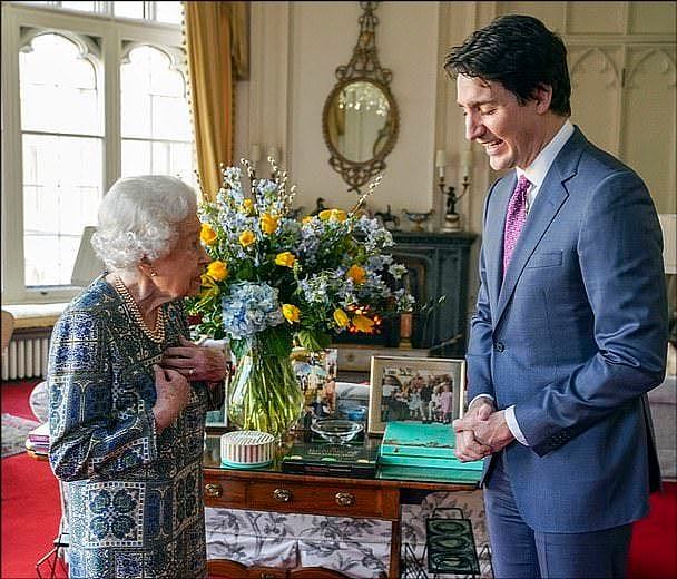 95岁英女王新冠恢复后首次会见宾客！穿印花蓝裙驼着背，令人心疼 - 1