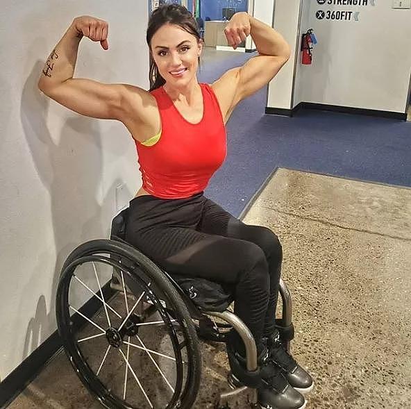 下肢瘫痪的健身女神，坐在轮椅上坚持训练，活出励志人生典范 - 4