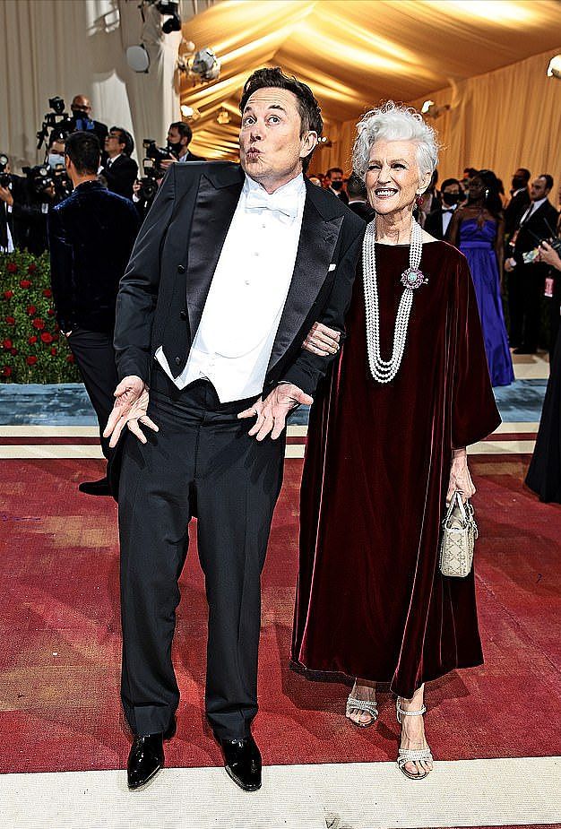 首富马斯克带老妈走红毯74岁超模妈妈穿天鹅绒裙太嫩，哪像老太 - 8